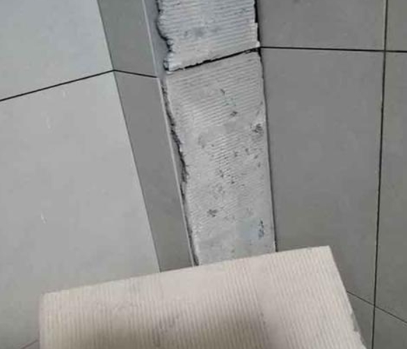 海淀瓷砖空鼓维修公司分享下厨房瓷砖脱落的补救措施。